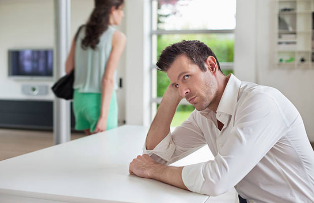 Chú ý về tần suất làm việc và các chuyến công tác của vợ