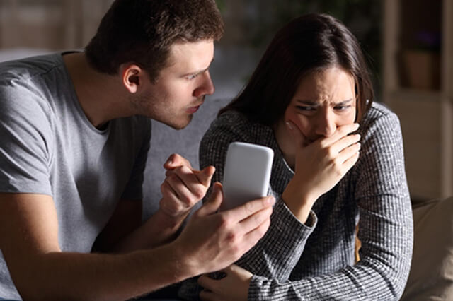 Thường xuyên dùng mạng xã hội để liên lạc với ai đó