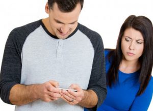 Nên làm gì khi chồng nhắn tin qua lại với người yêu cũ?