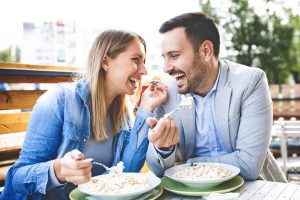 Có nên yêu người lớn hơn mình nhiều tuổi